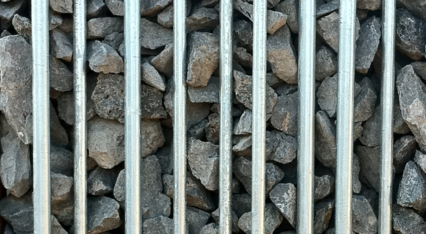 Acer galvanitzat i basalt